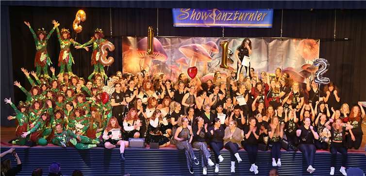 Voll wurde es auf der Bühne der Ransbach-Baumbacher Stadthalle bei der Siegerehrung des Showtanzturniers.  Foto: Christoph Fohr, Karnevalsfreunde Blau-Gold Ransbach-Baumbach
