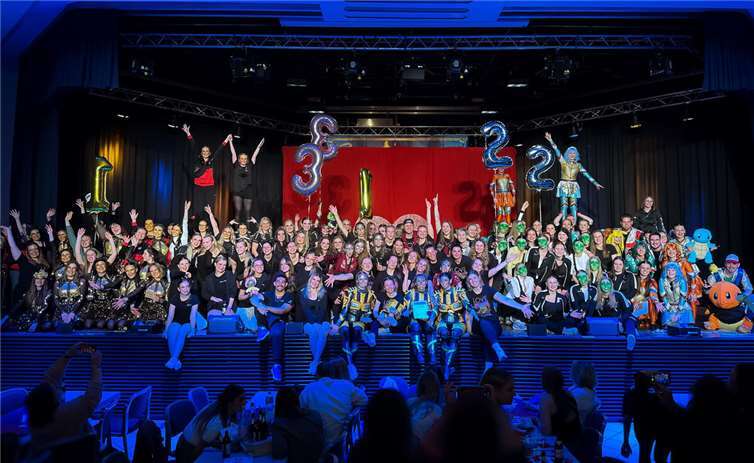 Voll wurde es auf der Bühne der Ransbach-Baumbacher Stadthalle bei der Siegerehrung des Showtanzturniers.  Foto: Sarah Weyer