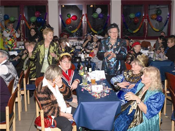 Vollbesetzte „Narrhalla“ im Jugendheim Neuendorf.