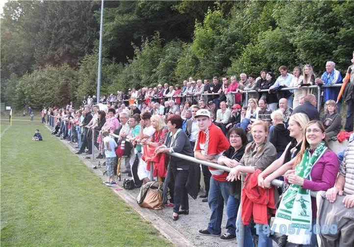 Vollbesetzte Ränge am Spielfeldrand.