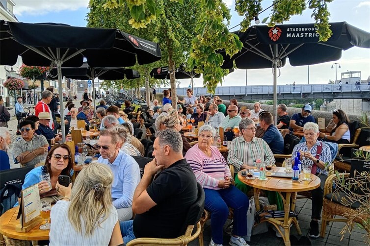Vollbesetzter Biergarten der Stadsbrouwerij