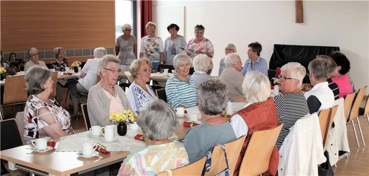 Vollbesetzter Pfarrsaal beim Seniorenkaffee von Maria Himmelfahrt-Andernach.privat