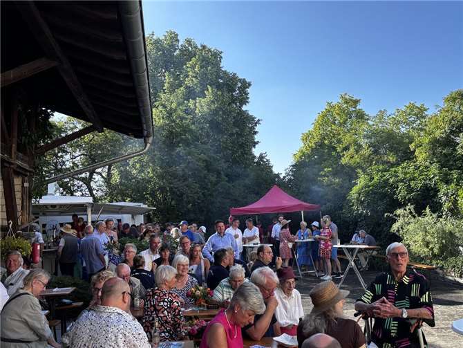 Volle Bänke, tolle Stimmung beim Hoffest. Foto: privat)