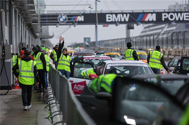 Volle Boxengasse. 100 Rennfahrzeuge empfingen den ganzen Tag lang ihre Fahrgäste.  Foto: Patrick Funk