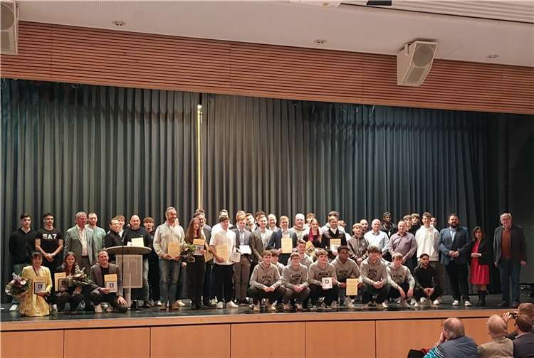 Volle Bühne bei der Bendorfer Sportlerehrung 2023: Athletinnen und Athleten aus den verschiedensten Bereichen wurden von Bürgermeister Mohr ausgezeichnet.  Foto: Stadt Bendorf