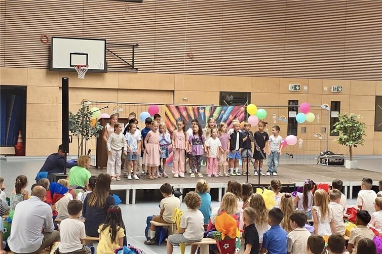 Volle Halle und schöne Auftritte beim Schulanfang: 116 Kinder wurden am Dienstag in der Rudi-Altig-Sporthalle an der Regenbogenschule Sinzig eingeschult