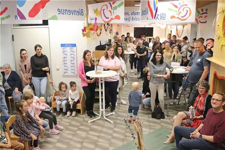 Volle Hütte bei der Leitungsübergabe in der KiTa Sonnenschein. Die Hauptakteure Elke Pollatz und Michael Schlag am rechten Bildrand. Foto: Rita Steindorf