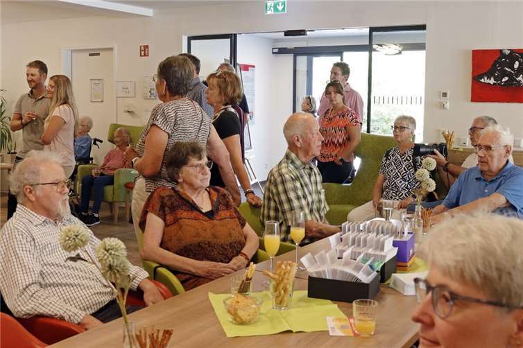 Volle Hütte im Seniorenzentrum St. Franziskus in Selters. Jung und alt strömten ins Foyer der Einrichtung um eine Vernissage zum Thema „Flora & Fauna“ zu erleben.  Foto: Rita Steindorf