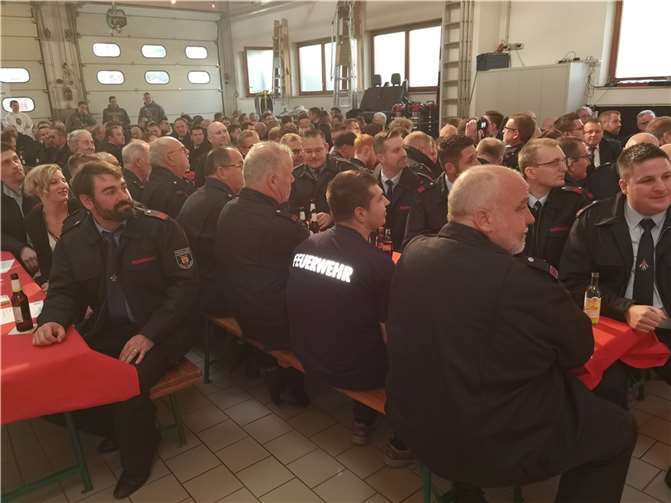 Sinzig: „Das Feuerwehrgerätehaus gehört auf die Jahnwiese“ Volle Hütte in Bad Bodendorf: 131 Feuerwehrkräfte waren zum 28. Tag der Kameradschaft gekommen. Foto: BL