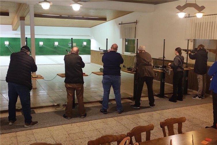 Volle Konzentration an den sieben Schießständen