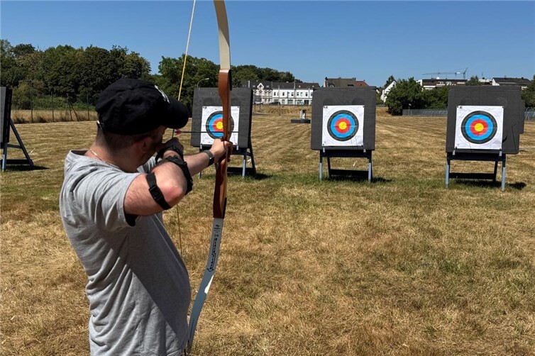 Volle Konzentration auf das Ziel. Das integrative Bogenschießprojekt verbindet seit 13 Jahren Sport, Gemeinschaft und Inklusion.