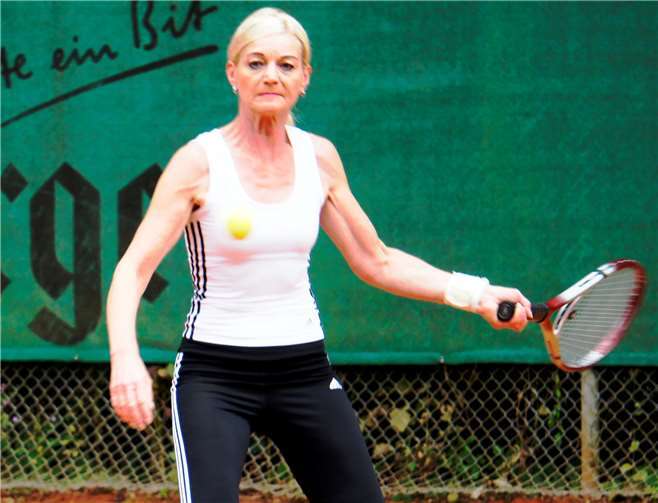 Volle Konzentration auf den nächsten Schlag. Monika Reinhard (TC Straßenhaus) gewann ihr Einzel mit 6:3 und 6:2.Foto: D. Rockenfeller