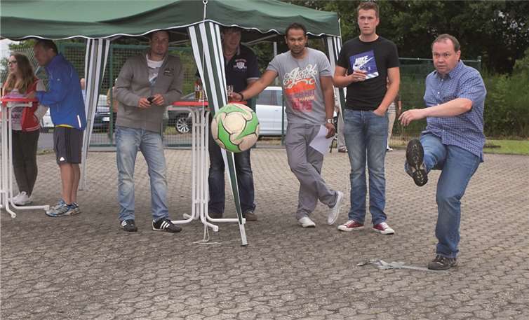 Volle Konzentration beim Torwandschießen. WT