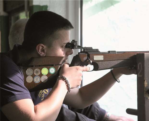 Volle Konzentration hatte dieser Schütze beim Schuss auf die begehrte Trophäe.
