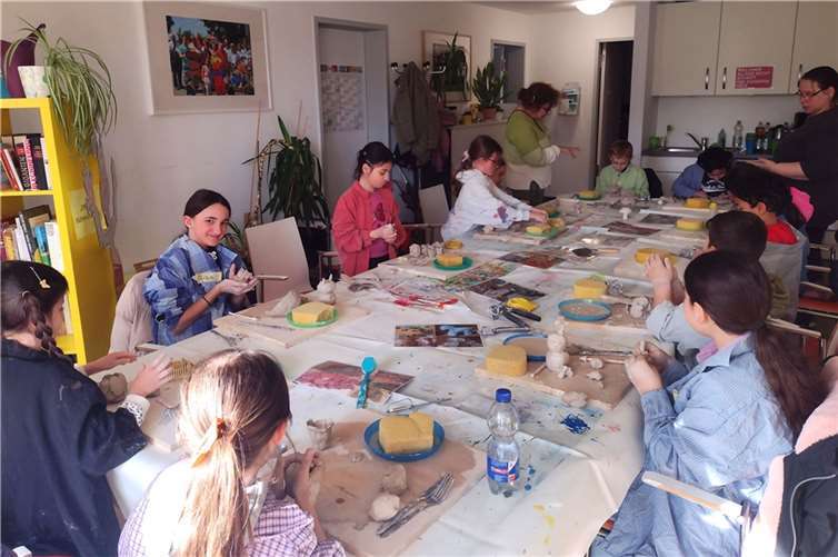 Volle Konzentration herrschte bei den kreativen Mädchen und Jungen am Basteltisch. Foto: Jan Buchheim