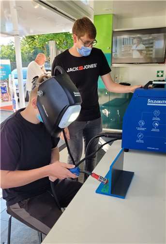 Volle Konzentration hieß es beim virtuellen Schweißen am Schweißsimulator.Fotos: privat