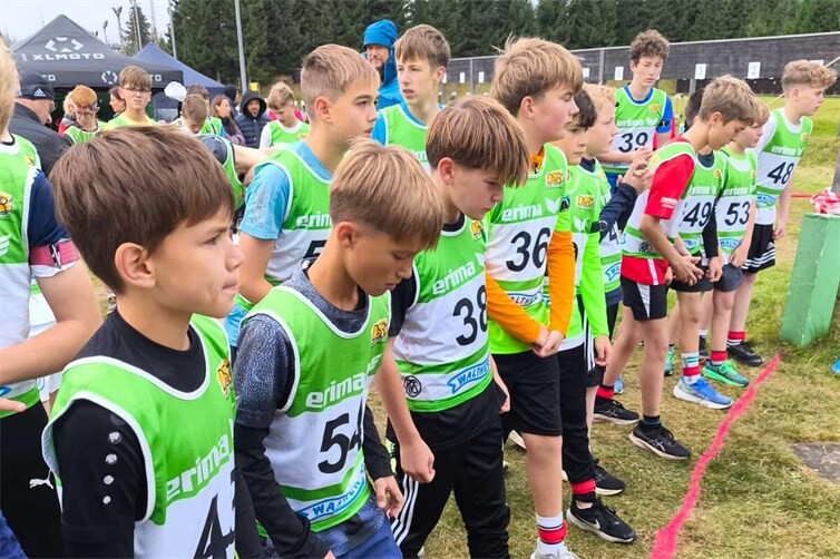 Volle Konzentration vor dem Start: Jonas Schmidt bei seiner ersten Deutschen Meisterschaft im Sommerbiathlon. Noch im vergangenen Jahr startete er bei den Bambinis – nun ging es für ihn erstmals auf die nationale Bühne