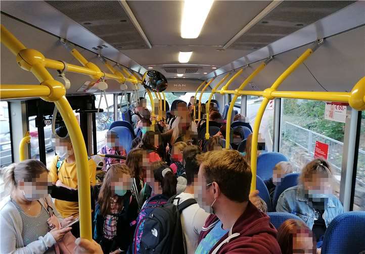 Volle Schulbusse sind besonders in Zeiten von Corona ein Problem. Foto: privat