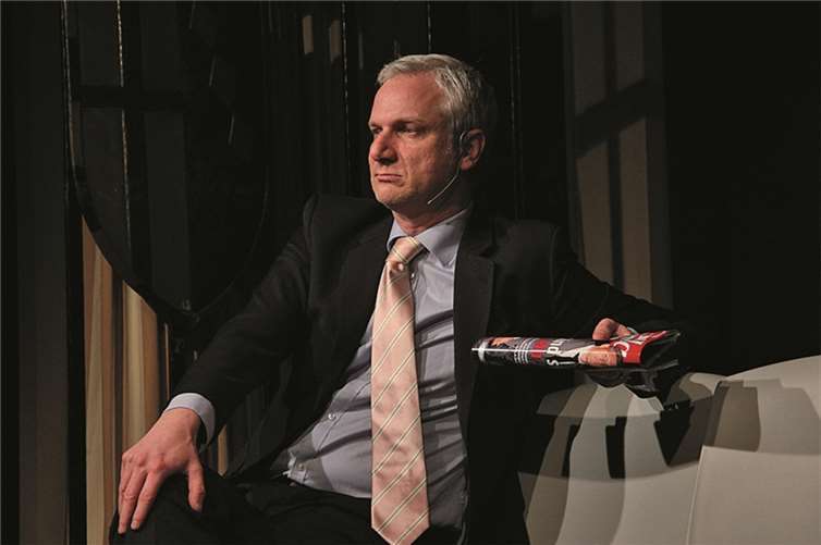 Volle zwei Stunden zog Kabarettist Hans Gerzlich die Zuhörer im Rittersaal in seinen Bann.privat