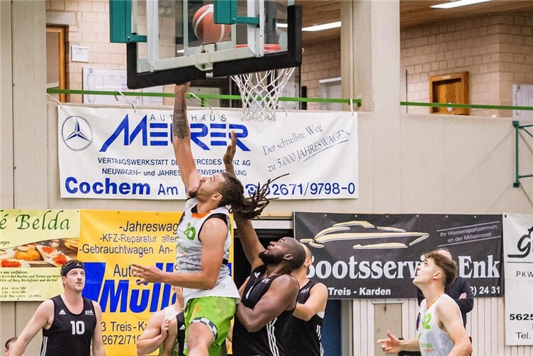 Vollen Einsatz, wie hier im Spiel gegen Saarbrücken, wird der TuS Treis-Karden (in grün-weiß) auch gegen VT Zweibrücken zeigen müssen, um das Spiel zu gewinnen. Foto: Lisa Ferrlein