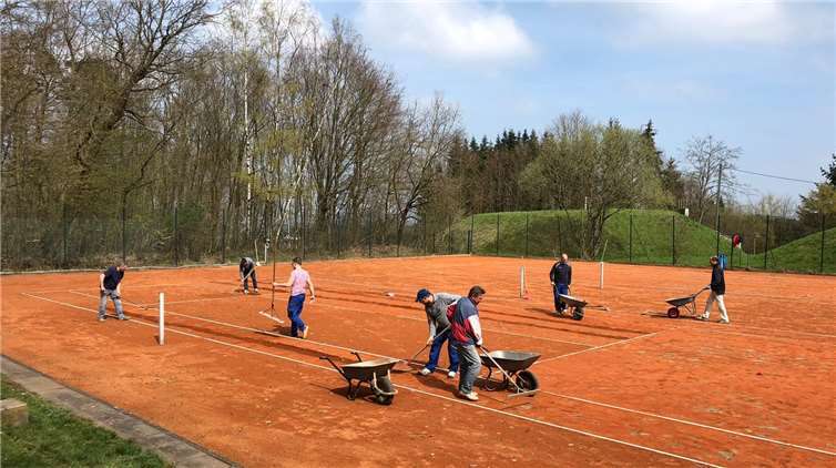 Vollen Einsatz zeigten die Mitglieder des STC um die Plätze wieder bespielbar zu machen. Foto: privat