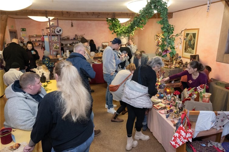 Voller Basarraum: Besucherinnen und Besucher stöbern an den handgefertigten Waldorf-Schätzen des Adventsbasars im Kindergarten Pusteblume Foto: Oliver Bollig