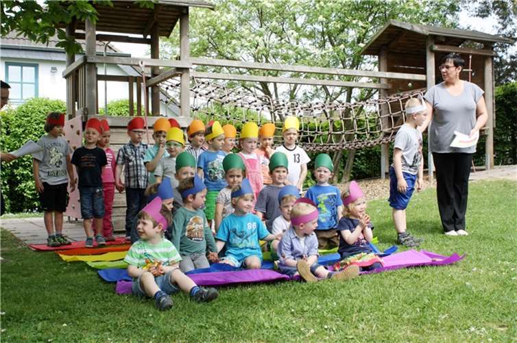 Voller Eifer gestalteten die Kinder das Gedicht vom Regenbogen mit Tanz und bunten Farben. privat