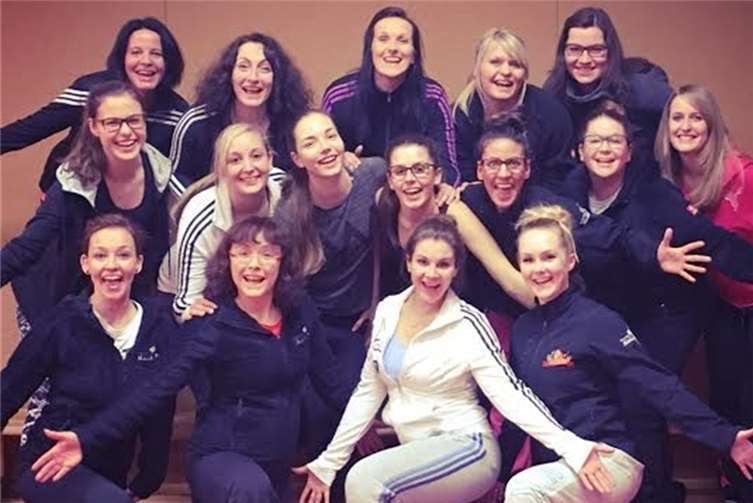 Voller Eifer stürzen sich die Tänzerinnen der „Mennijer Mädche“ in die Trainingsstunden. privat