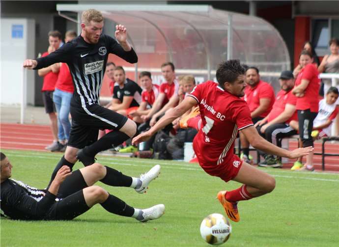 Voller Einsatz: ABC-Spieler Jan Rieder wurde gleich von zwei Gegenspielern „bearbeitet“.