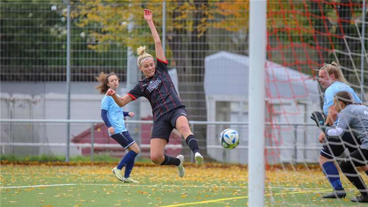 Voller Einsatz der 2. Mannschaft des SC 13 Bad Neuenahr führt zum verdienten Sieg gegen die SG Vulkania.Foto: Guido Kölzer