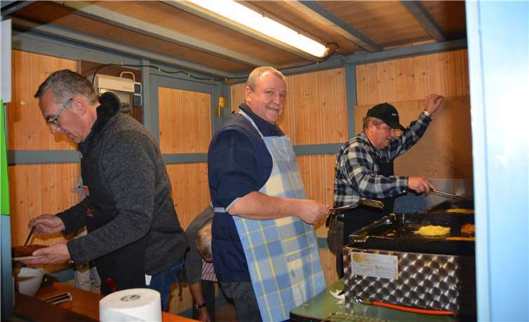 Voller Einsatz in der Reibekuchen-Bude!