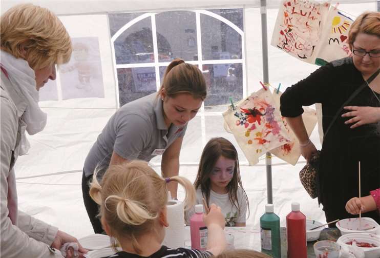 Voller Elan bastelten Kinder für Senioren.Johanniter/Monika Remy