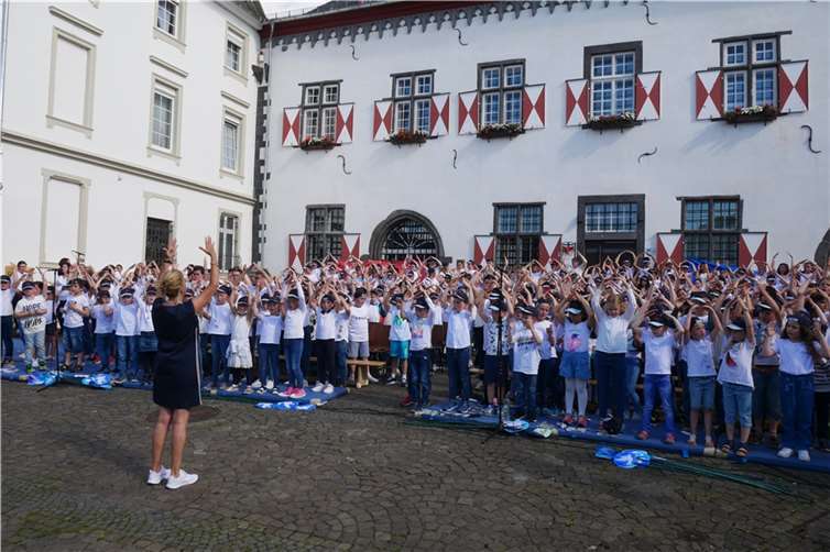 Voller Elan erklangen über 400 Stimmen unter der Leitung von Dorothée Calmund, die das Projekt initiiert hatte, vor dem Linzer Rathaus.  Fotos: CD