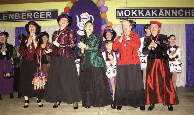 Voller Elan hielten die Mokkakännchen die jecken Wiever im Dorfgemeinschaftshaus locker in Schwung. DL