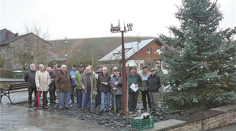 Voller Elan schmückten die Rentner den vom Betriebshof aufgestellten Weihnachtsbaum. privat