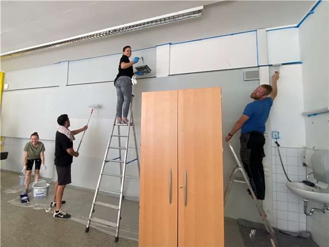 Voller Elan werden die Klassenräume gestrichen.