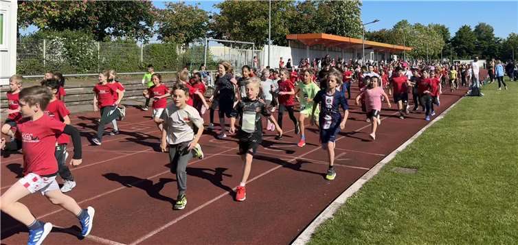 Voller Energie und großer Vorfreude starten die Kinder der Stufen 3 und 4 motiviert in den Sponsorenlauf. Foto: privat