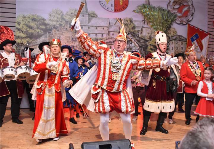 Voller Enthusiasmus rief Prinz Toni die närrischen Gäste zum Mitsingen auf.