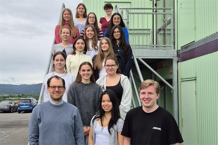 Voller Erwartung – Die Mitglieder der Cambridge-Arbeitsgemeinschaft gemeinsam mit ihrem Lehrer Philipp Rienecker am Tag der Prüfung am Are-Gymnasium