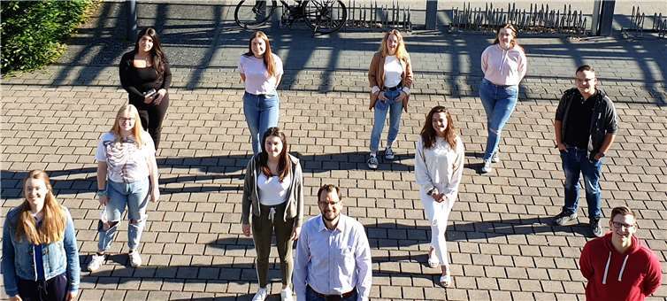 Voller Erwartung – Die Mitglieder der Cambridge-Arbeitsgemeinschaft gemeinsam mit ihrem Lehrer Philipp Rienecker am Tag der Prüfung am Are-Gymnasium.Quelle: Are-Gymnasium