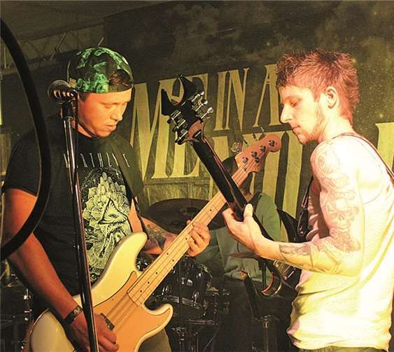 Voller Fokus auf die Musik. Hier vorgelebt von „Drop to another World“.NHE