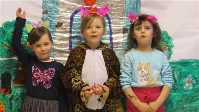 Voller Freude gestalteten die Kinder im Kreativraum die unterschiedlichsten Haarreifen.  Foto: Haus für Kinder Vallendar