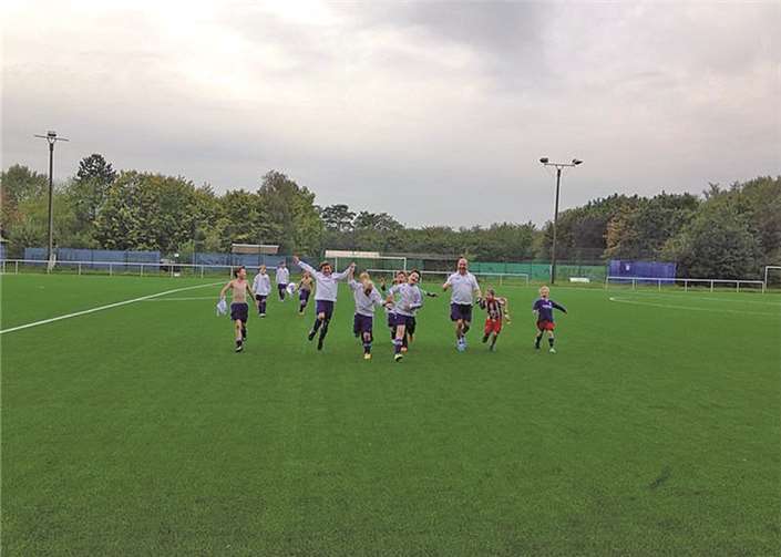 Voller Freude über den Sieg tanzt auch Trainer Thomas Follmann mit. privat