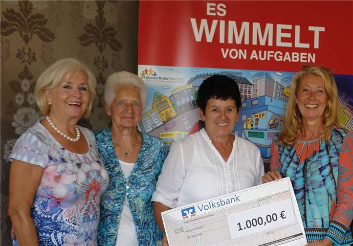 Voller Freude überreichen die Damen der Katholischen Frauengemeinschaft der Pfarrei St. Marien eine Spende von 1000 Euro an Inka Orth vom Bunten Kreis Rheinland.privat