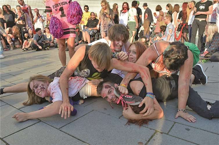 Voller Heißhunger auf etwas Fleischiges kämpfte jeder Zombie um seinen Anteil der Mahlzeit.