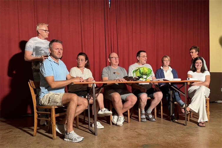 Voller Herzblut proben die Schauspielerinnen und Schauspieler das neue Stück.