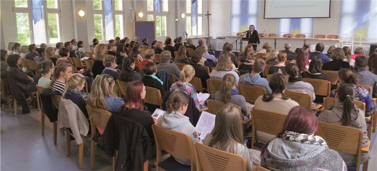 Voller Hörsaal beim Info- und Kontaktstudientag an der Philosophisch-Theologischen Hochschule Vallendar (PTHV). privat