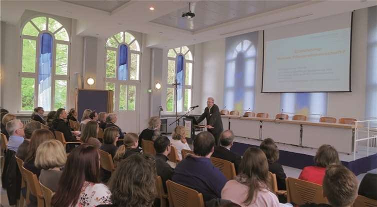 Voller Hörsaal beim Info- und Kontaktstudientag an der Philosophisch-Theologischen Hochschule Vallendar (PTHV). privat