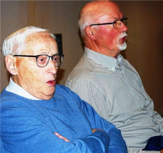 Voller Inbrunst: Ehrenmitglied Josef Tullius, 90 Jahre alt, und Geschäftsführer Klaus Bierbrauer (r.).