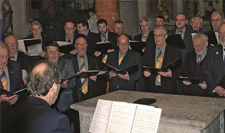 Voller Inbrunst waren die Sänger neben den anderen musikalischen Akteuren bei der Sache, um den Opfern auf den Philippinen wirkungsvoll helfen zu können. privat